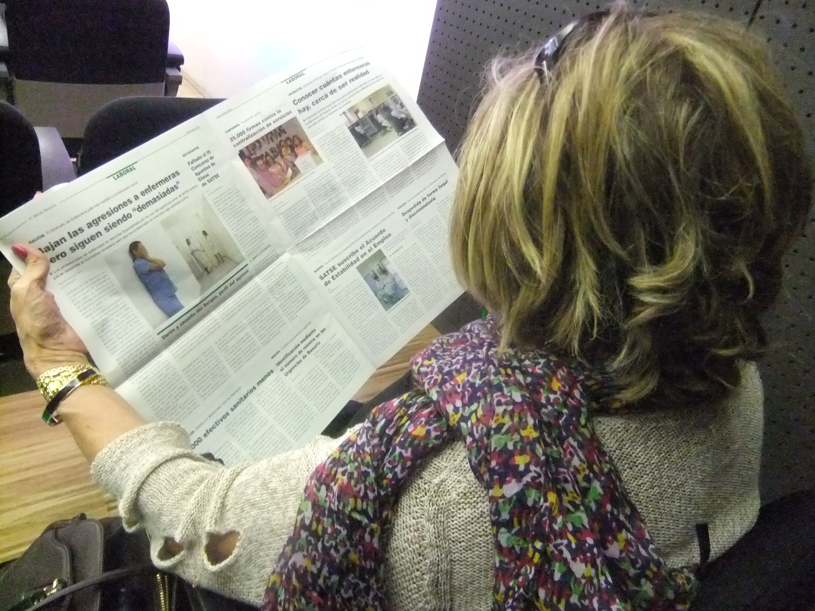 Enfermera leyendo Món Sanitari