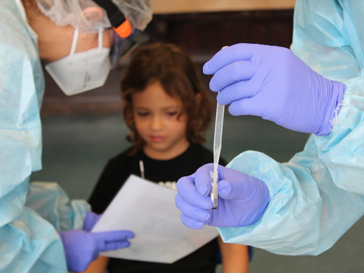 Enfermeras toman una muestra a un niño en plena crisis del COVID 19