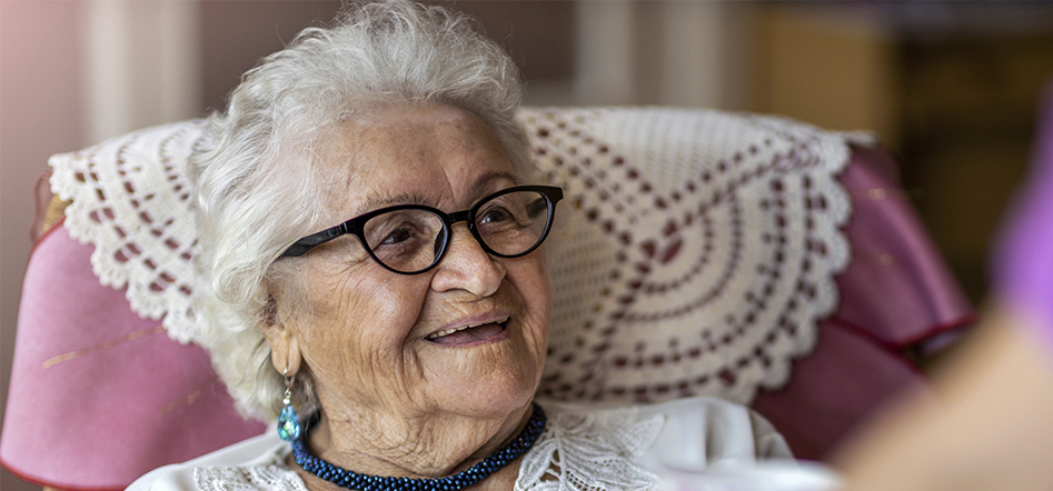 senyora gran somriu
