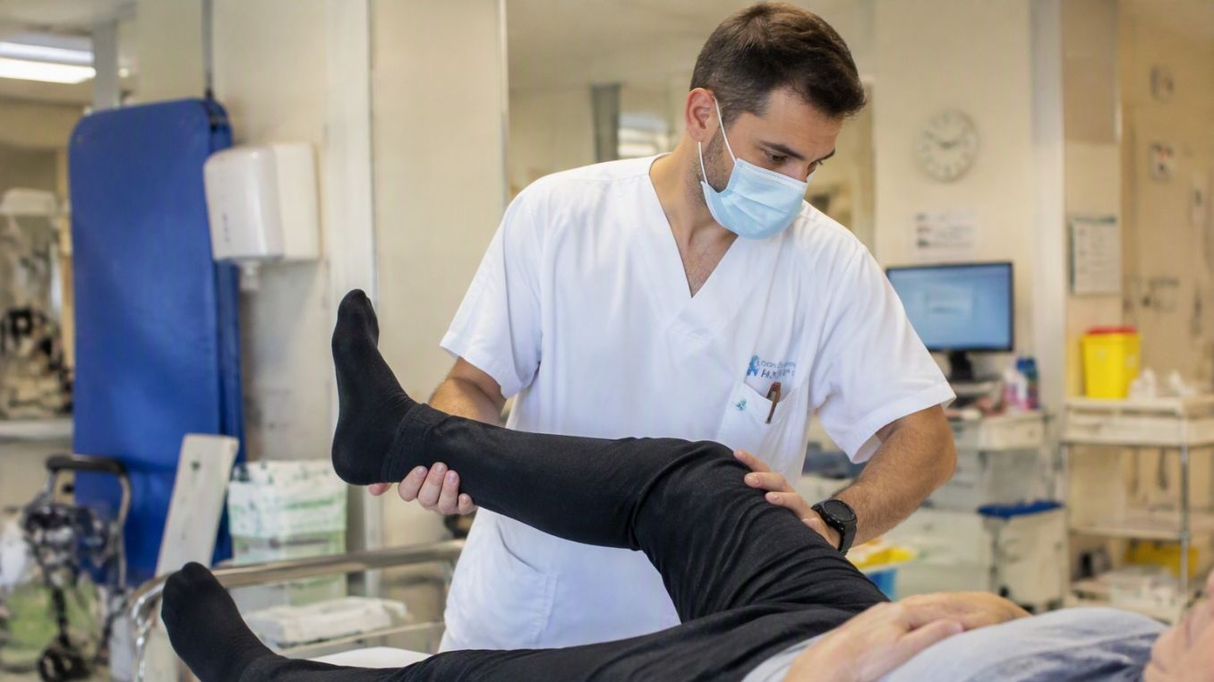 Fisioterapeuta treballant
