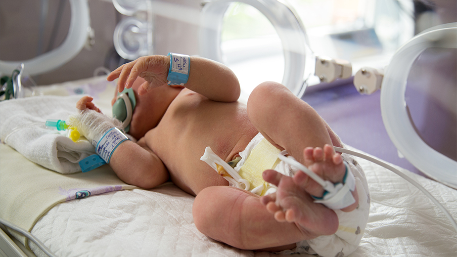 Neonato dentro de una incubadora