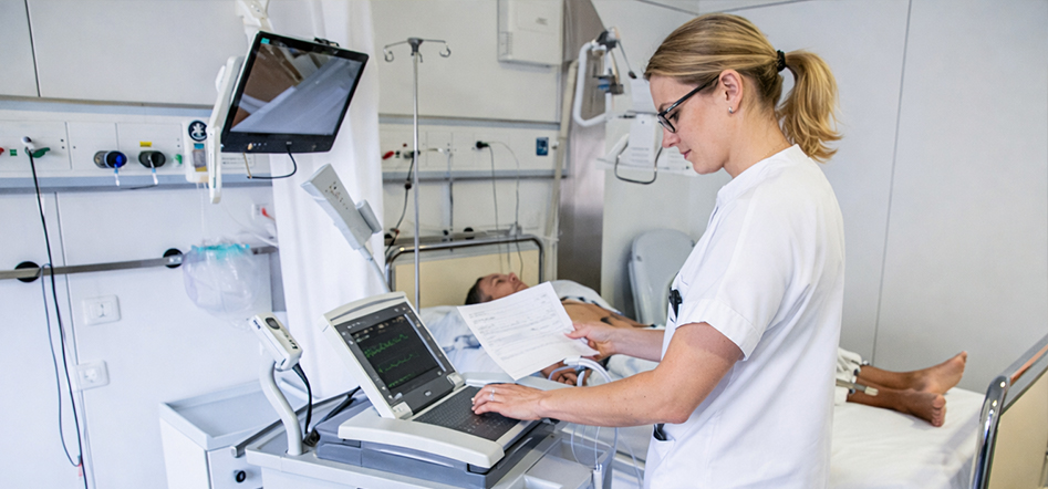 infermera fent prova a pacient