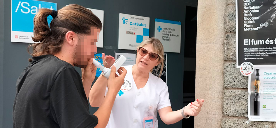 infermera de primària en una campanya contra el tabac