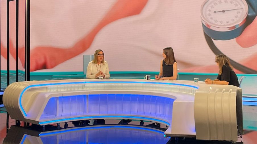 Tres dones a un plató televisiu