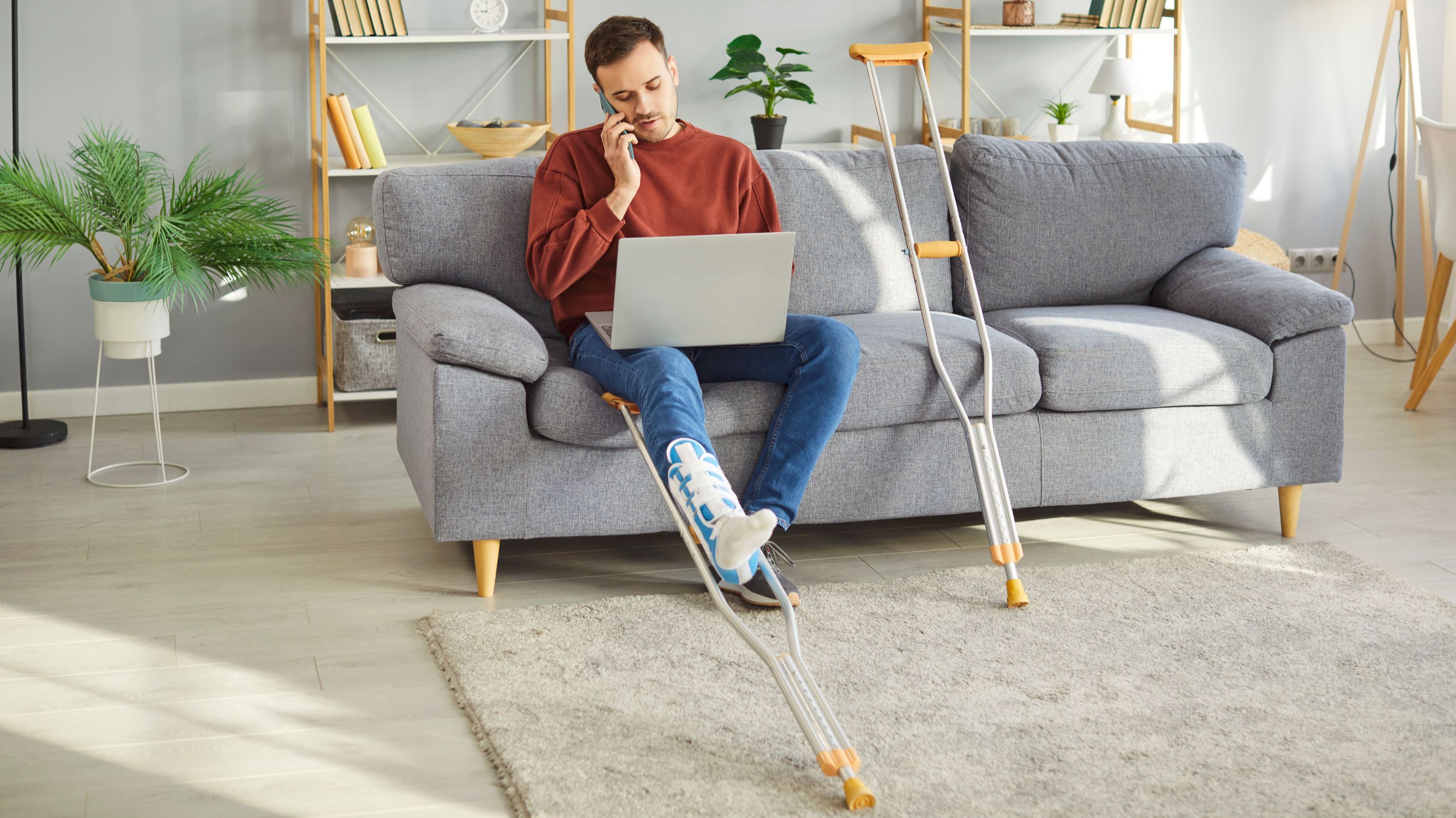 home amb cama trenacada