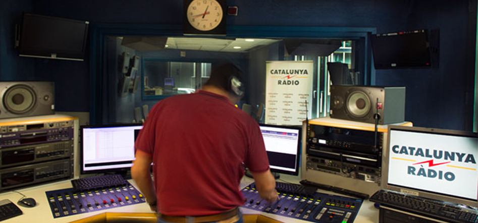 tècnic a l'estudi de Catalunya Ràdio