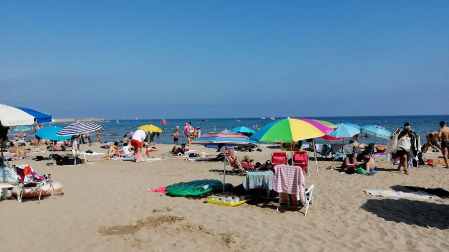 platja de sitges a l'estiu