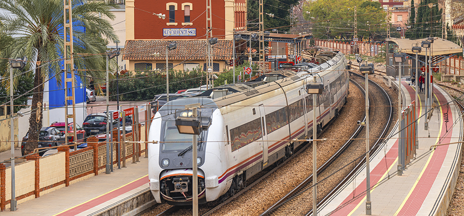 tren de rodalíes a una estació