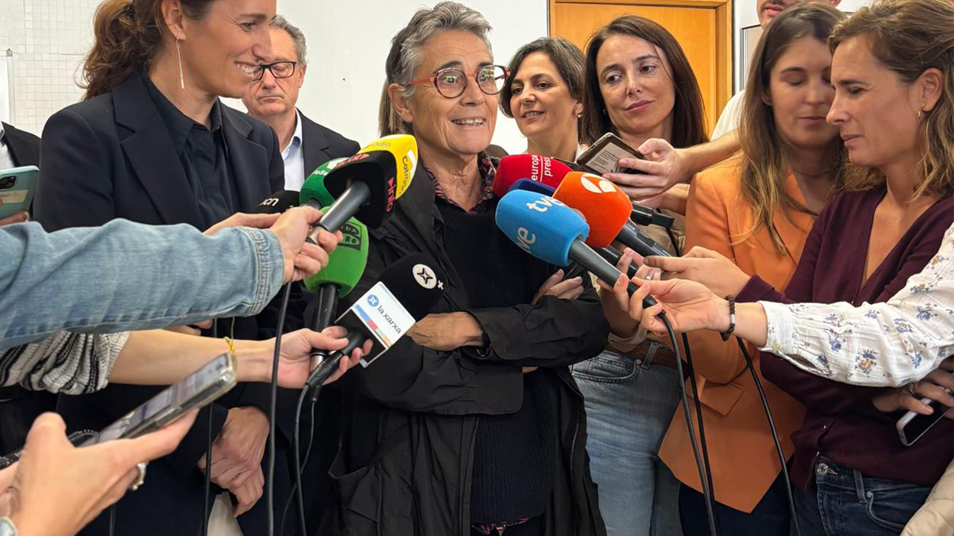 consellera de salut contestant als mitjans