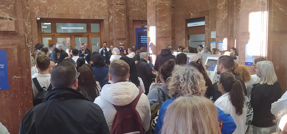 persones protestant a Vall d'Hebron