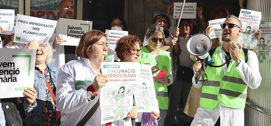 grup manifestant-se contra la campanya de vacunació sense cita