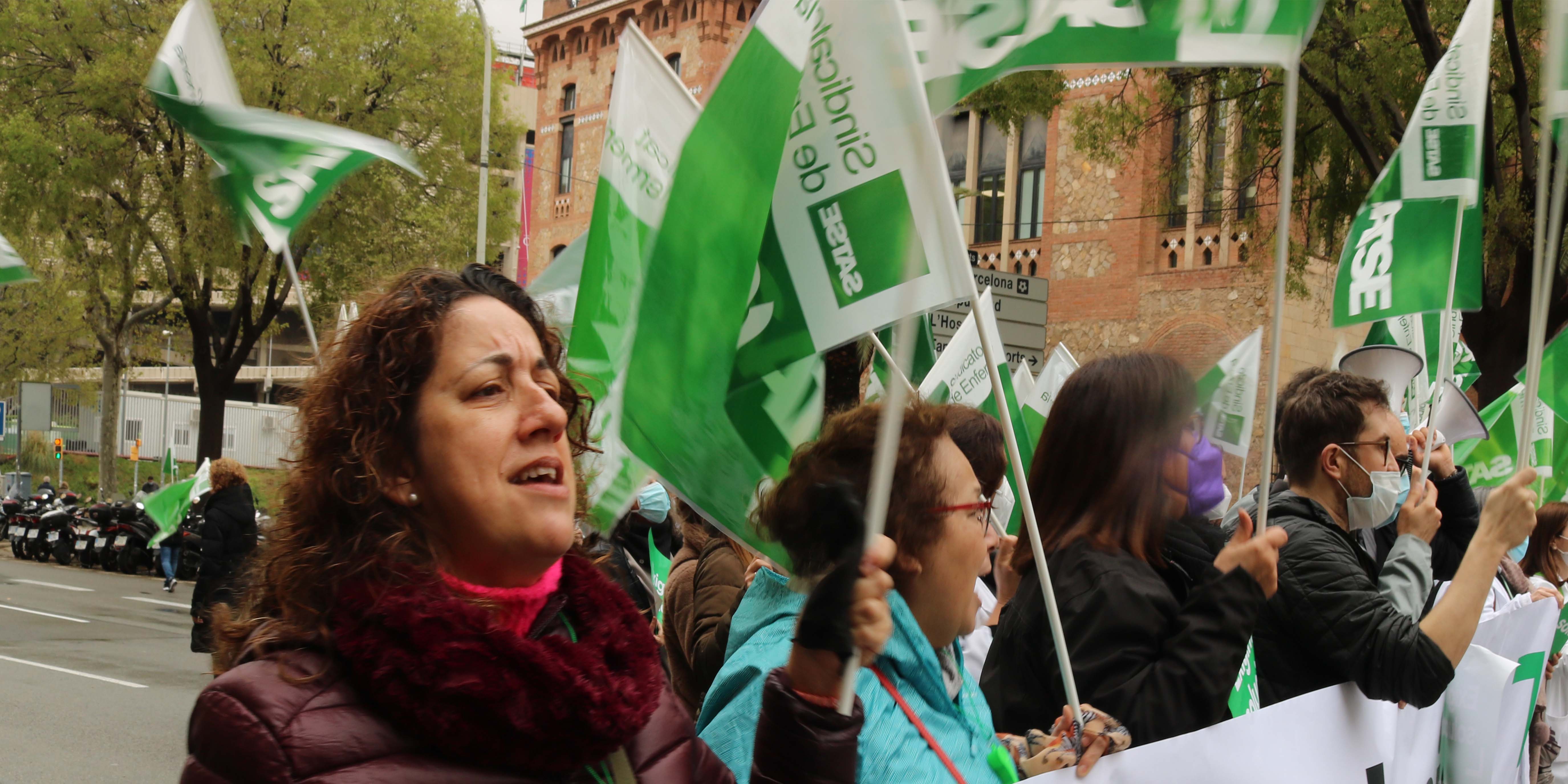 Infermeres del Sindicat d'Infermeria SATSE Catalunya es manifesten davant del CATSALUT