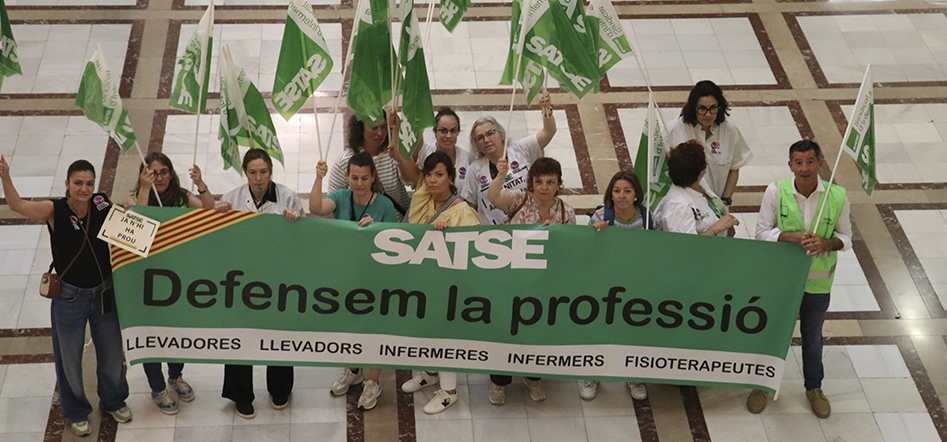 grup d'infermeres protesten a la seu corporativa de l'ICS