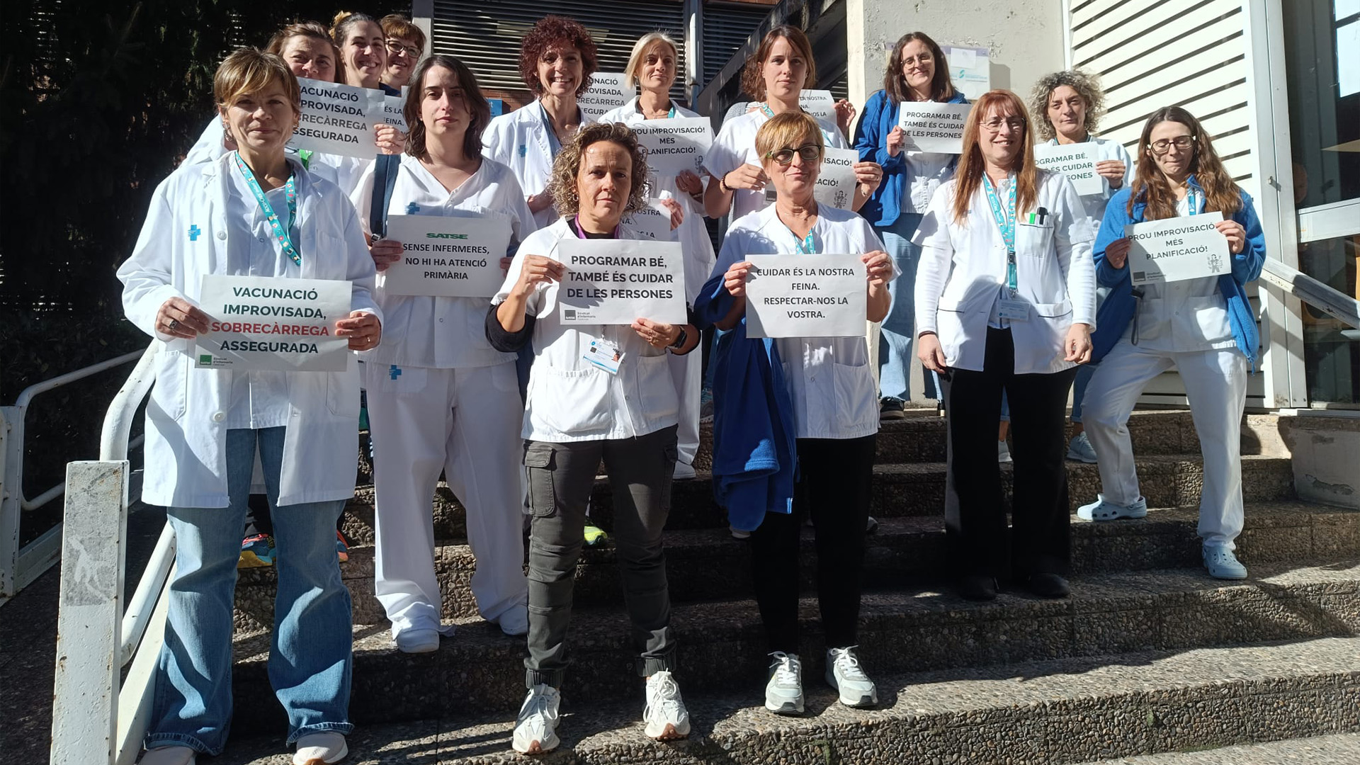 un grup d'infermeres amb cartells de protesta