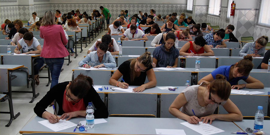 estudiantes haciendo examen EIR