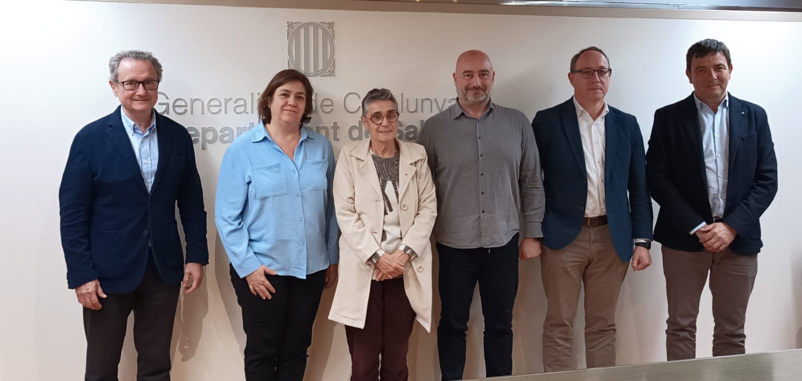 grup de persones després de reunió oficial