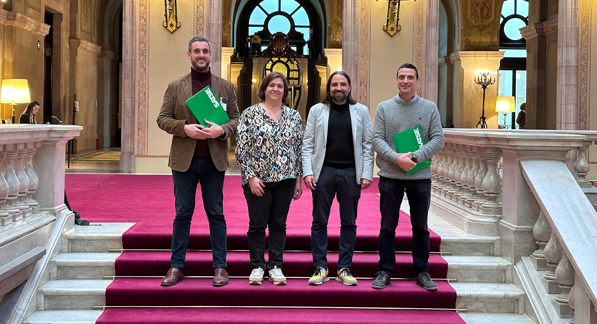 Representants de SATSE i ERC a les escales del Parlament de Catalunya