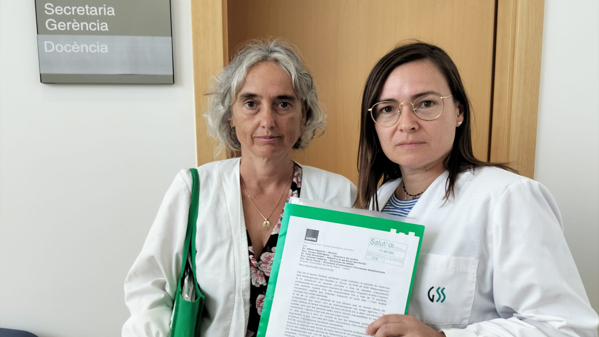 dues delegades de SATSE Lleida mostren la carta de protesta que entregaran a la direcció de l'Hospital de Santa María