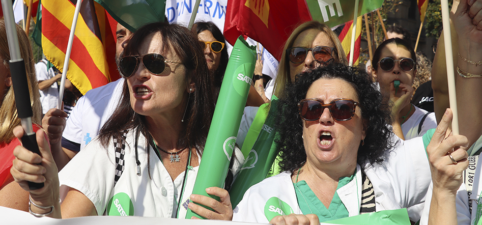 Dues delegades de SATSE Catalunya manifestant-se
