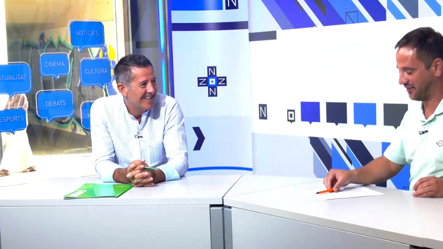 dos homes a un plató de TV