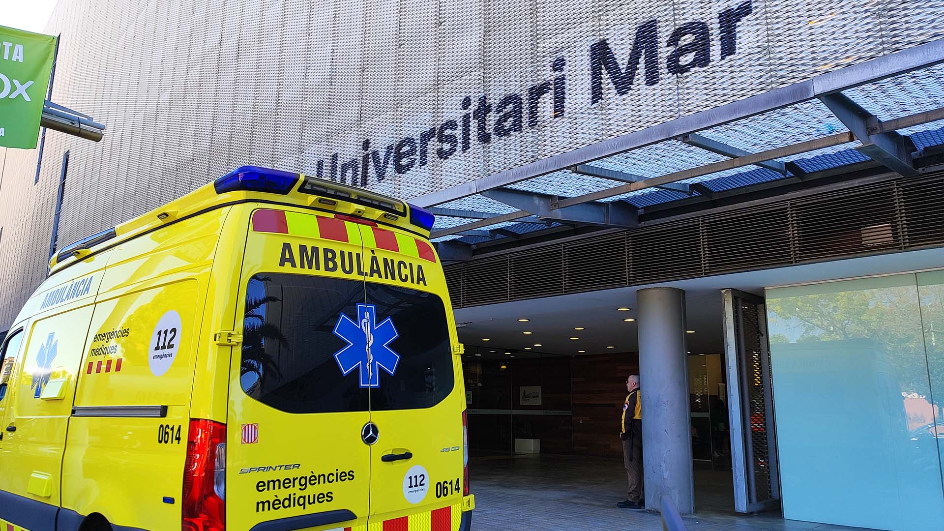 Una ambulància del SEM davant de l'Hospital del Mar