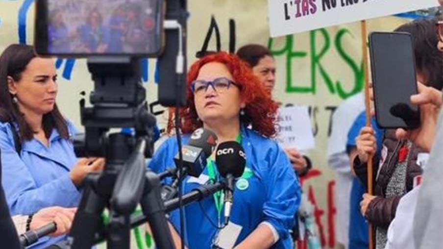 Delegada de SATSE Catalunya habla con los medios de comunicación