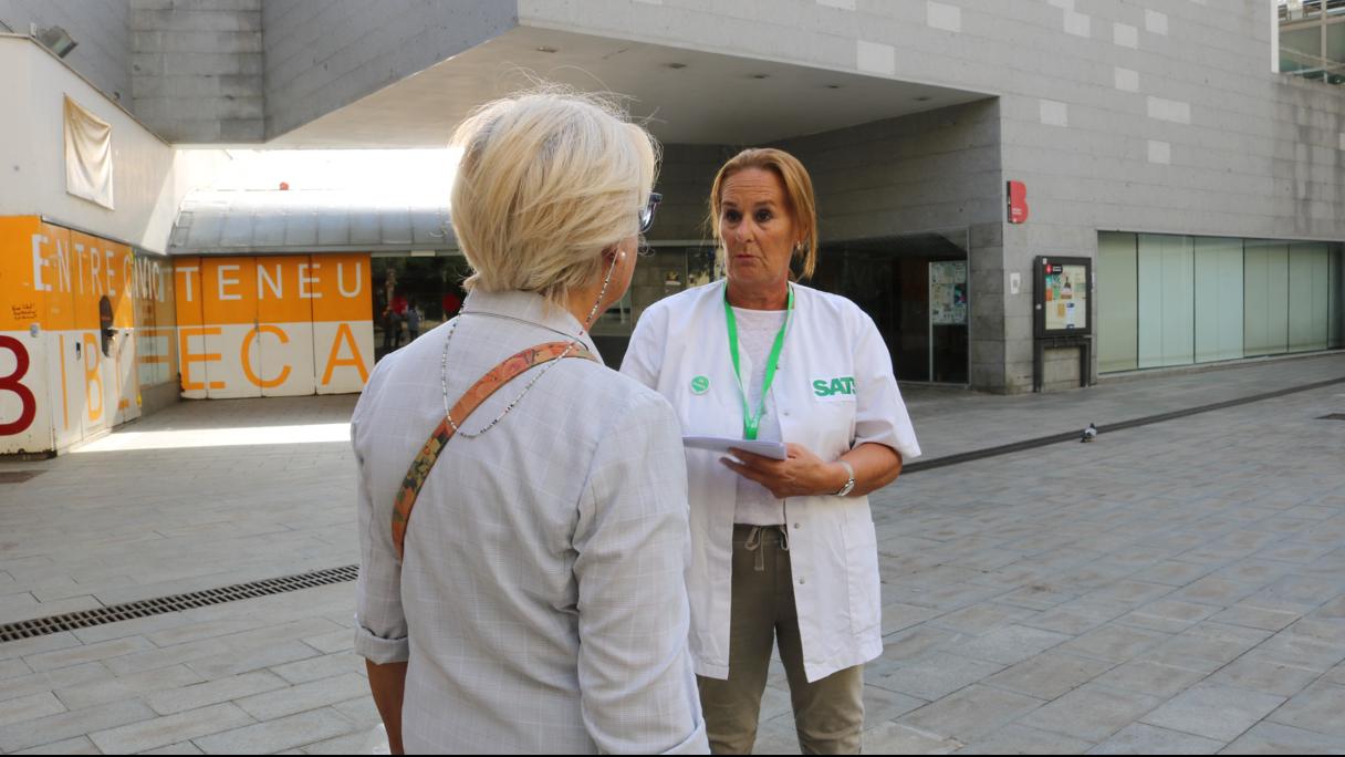 La llevadora parla amb usuàries