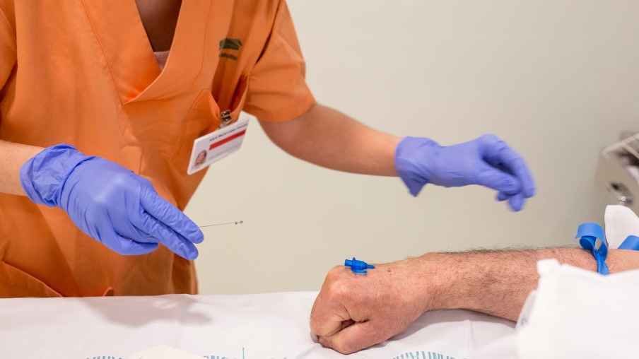 infermera fent extracció de sang